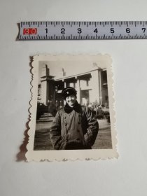 老照片-----《漂亮女兵在南京长江大桥下》！