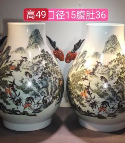 大清乾隆年制粉彩手绘千鹿鹿头尊一对，器型端正，画工精细，形象逼真，保存完好，细节如图