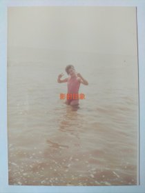 九十年代美女泳装戏水照片