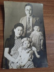民国时期企业家高知识分子全家福（八寸照,左侧有些不完整）