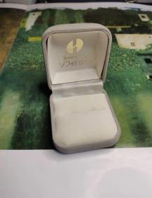 西洋古董vintage 老首饰盒小年份 实用款 非常高档大气   出售不退   尺寸：长5.5×宽5高3厘米