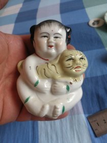 抱猫小福娃，完好无损。