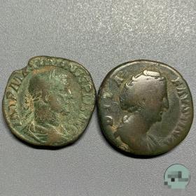 【古罗马大铜币2枚合拍】 马克西米努斯+安东尼皇后小福蒂纳，直径约30mm，共重46.5克。包浆醇熟自然，手感厚重，适合把玩，收藏的不是钱币，是历史！