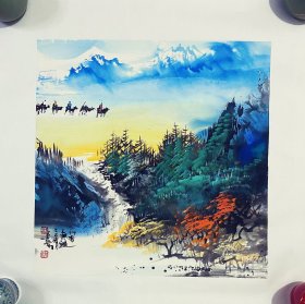 新山水，泼彩山水画，春山行旅，西域寻梦，很有意境，写意画法，皴法点染，真人真迹纯手绘作品，假一赔万，终身保真，甘肃省美协会员焦若松老师的原创大作，实际画的比照片拍出来要漂亮的多，笔法苍劲有力，浓淡干湿焦，行云流水，构图色彩非常漂亮。尺寸60×60公分，小四尺斗方的，家里客厅，沙发背景墙，玄关，书房，茶室，办公室都可悬挂，闭眼入的一副佳作。