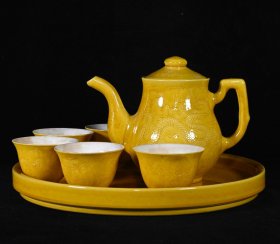 大明成化黄釉雕刻龙纹茶具一套，壶11.5×16杯4.3×6.3.盘2.5×24.5厘米