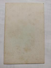 邱清云，照片一张。香港丽风唱片有限公司基本红歌星。（Tsinyun Hiu，1947年3月17日-2006年7月22日），原名邱武来，马来西亚籍华裔客家语流行歌手，生于1947年，演唱客家语歌曲，影响甚广，被誉为“客家歌王”。专辑有：《新潮客家流行歌曲》等；代表作有：《阿婆买咸菜》、《口水多过茶》等。