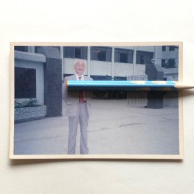 曾任中山大学地理系主任，我国聚落地理研究开拓者、著名地理学家、地理教育家、中国近代地理创建者之一梁溥（1910-2006），题字“1991年四月摄于顺德北滘小蓬来宾馆“照片一枚