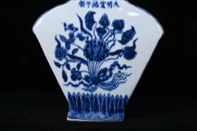 大明宣德青花一束莲纹双耳扁瓶,高27×17厘米