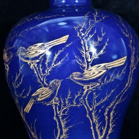 大清乾隆年制霁蓝釉描本色真金花鸟秋林鸣禽图酒瓶梅瓶
高28.2径18厘米2