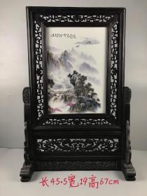 旧藏：檀木山水插屏
 规格：长45.5宽19高67cm
 简介：纯手绘人物插屏，纯手工制作，做工精细，木框漏空雕刻，做工精细，品相完整，成色如图，收藏佳品！！！