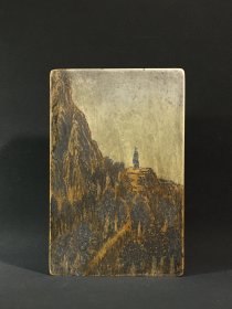 旧藏松花石盒砚 登高远眺，上乘石料，质坚理润，天然双色巧妙运用，色彩分明，意境深远，内砚红丝石色彩鲜艳，丝纹独特，铭文刚劲，包浆浑厚，款：朱汝珍。收藏赏用珍品。 尺寸：16.4/10.6/4cm。重1.5公斤。