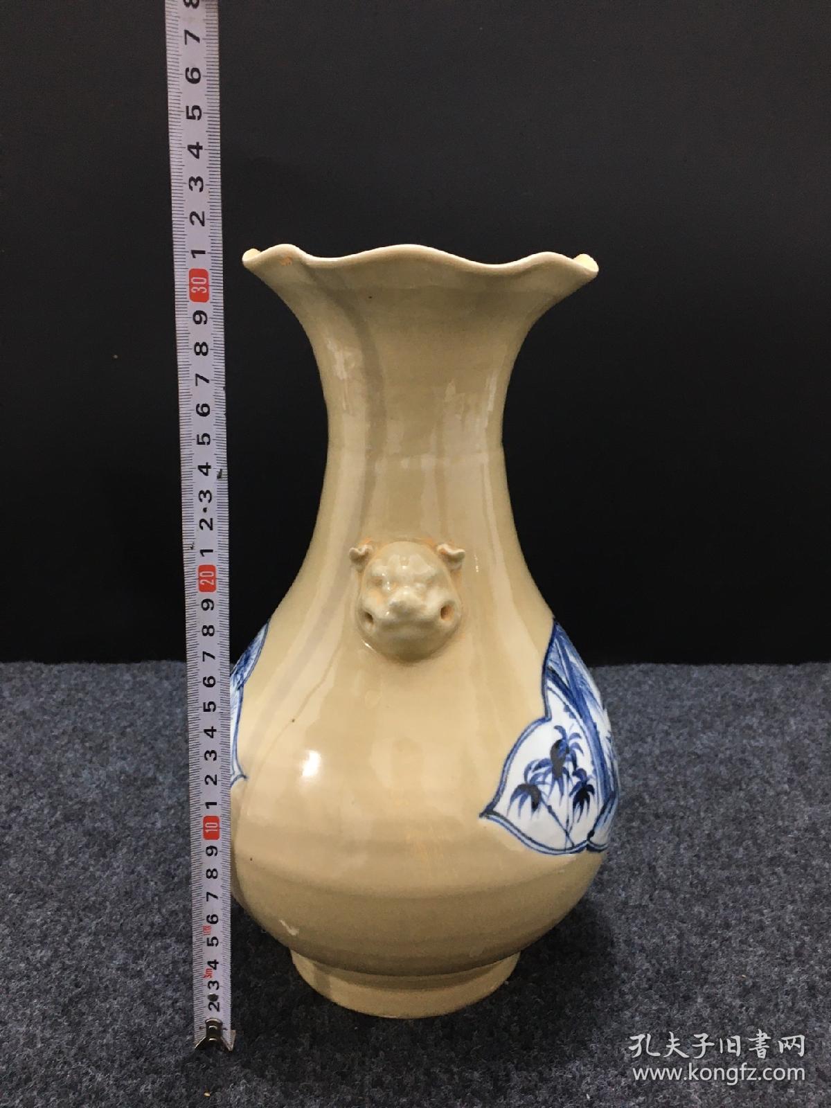 青花双耳花口瓶，花开富贵