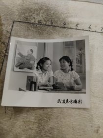 花点衬衣美女读《毛泽东选集》第四卷照（书桌上毛泽东选集精装四本，墙上毛主席招手画像）