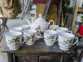 1986年南阳农机公司淅川农机公司赠天下第一关迎客松瓷壶瓷茶壶一套