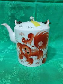 储藏室—藏品特卖—同治款红狮子狗茶壶，品相完好，花型美观，色彩鲜艳，极具收藏价值。