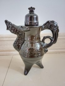 极具古文化特质的紫砂黑釉龙头三足酒壶