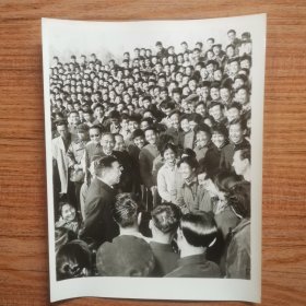 1963年，贺龙同北京体育学院师生亲切谈话