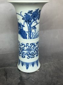 青花花鼓瓶，