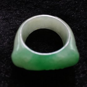 缅甸翡翠天然A货翠绿色戒指。重11.9g。