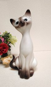 美术陶瓷，小猫咪摆件。长11.5厘米。宽7.5厘米，高20.5厘米。