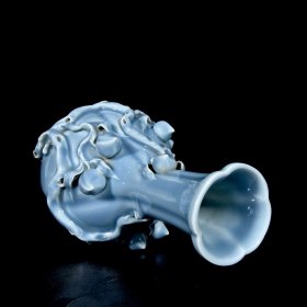 清乾隆天青釉捏花九桃纹橄榄瓶 31/15厘米