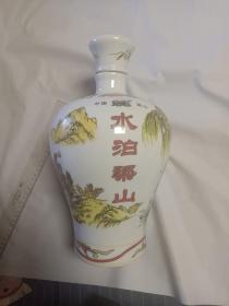 “水泊梁山”白酒酒瓶：水浒人物——武松、李逵、鲁智深（景德镇款）喜欢水浒题材不要错过.高31厘米