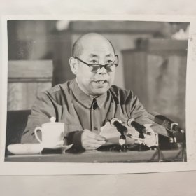 1983年，六届人大一次会议，财政部长王炳乾向大会做关于1982年国家结算的报告。官方原版 非地方翻拍重洗