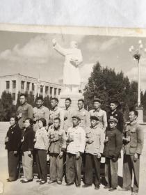 60年代一批干部佩戴毛主席像章手持红宝书在昆明工学院红太阳广场毛主席雕塑前合影照片