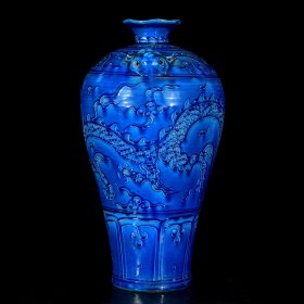 明永乐孔雀蓝釉雕刻龙纹兽头梅瓶；35x18厘米