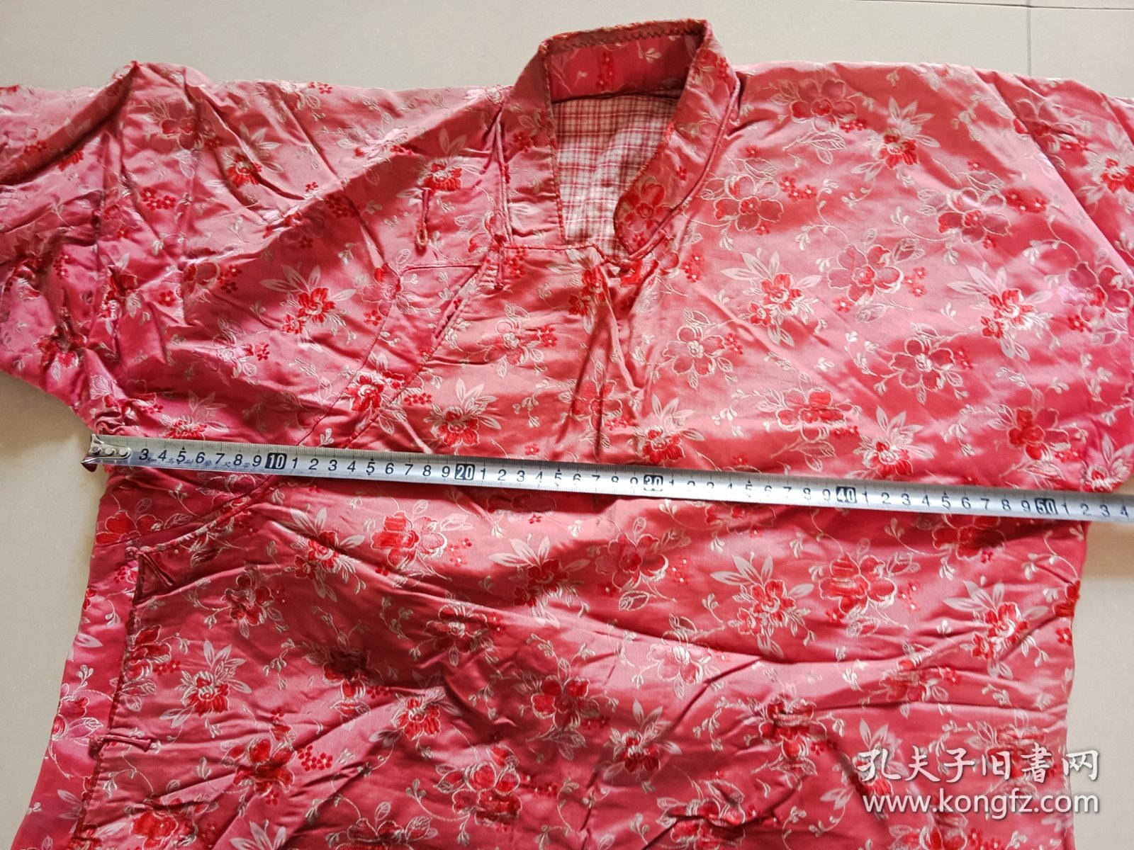 手工缝制老搭襟花袄 老褂子 图六肩下有磨残 图七衣襟下有几处磨残 衣领磨损，图九背面一处破损收藏摆件道具不保合身