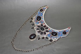 铜景泰蓝镶嵌宝石项链摆件 尺寸：长16厘米 高16厘米 重123克