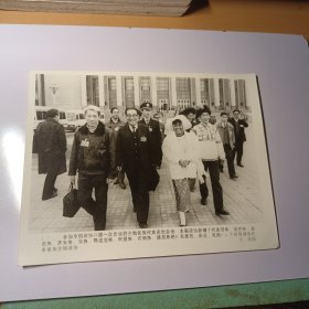 老照片–参加全国政协八届一次会议的少数民族代表走出会场 大尺寸新闻旧照（1993年）