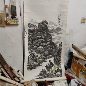 大尺寸山水画一幅，画心133*67左右，少了一个轴头，装裱上方一处小瑕疵见图，整体品相不错