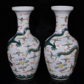 大清乾隆粉彩龙纹瓶（25×12cm）