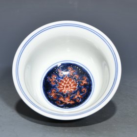 明宣德青花矾红花卉纹压手杯，高5.3cm直径9.5cm