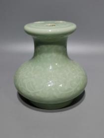 大清乾隆年制，豆青釉浮雕西番莲多孔香插，高：9.8cm，肚直径：8.8cm