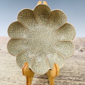 哥瓷莲花笔洗，高4厘米，直径13厘米