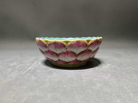 清中期 松石绿粉彩莲花形贡碗 尺寸：直径18cm 品相：全品 来源：不远山房 2022.10.13 第1303号 附证书