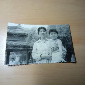老照片–颐和园知春亭前母子合影