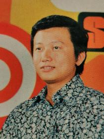 邱清云，照片一张。香港丽风唱片有限公司基本红歌星。（Tsinyun Hiu，1947年3月17日-2006年7月22日），原名邱武来，马来西亚籍华裔客家语流行歌手，生于1947年，演唱客家语歌曲，影响甚广，被誉为“客家歌王”。专辑有：《新潮客家流行歌曲》等；代表作有：《阿婆买咸菜》、《口水多过茶》等。