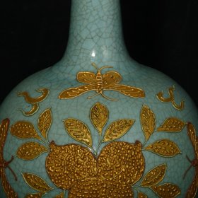 宋汝窑沥粉描金寿桃蝴蝶纹胆瓶，高28.8×16厘米