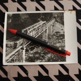 1973年照片，成昆铁路胜利建成通车，列车通过拼装式桥墩牛日河四号桥