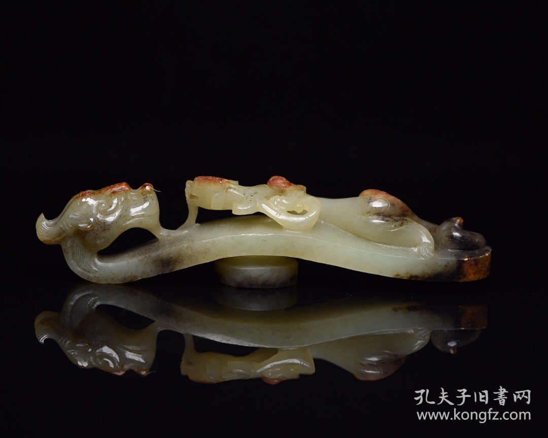 古玉文化，精品收藏，和田玉龙勾 规格: 13.5×3.0×2.7厘米 重 116克。 玉质温润细腻，沁色自然，刀功老道，皮壳包浆一流，雕刻生动，线条流畅，品相完美！