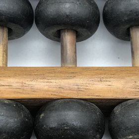 60年代勤俭牌13档算盘，长36宽18高3.3厘米，很重有1250克，珠子好像是塑胶的，铜包角不松动，整体完好（品如图）