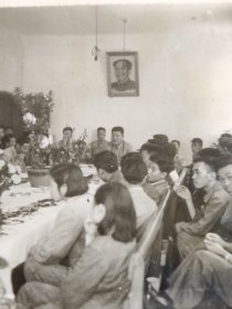 1957年电机制造工业部计划司成本价格处同志茶话会议背后墙上是毛主席50年代超大照片(云南大学经济学院教授汤国辉相**册，1928年生于桂林。1952年毕业于广西大学会计银行系，参加土改立功获奖章。先后在一机部东北办事处、电机制造工业部计划司、昆明电机厂从事管理工作27年；1979年调入云南大学工作，教授，历任民革云南省委委员、参政议政工作委员会主委，省政府参事)