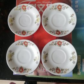 中国景德镇制花卉小碟4只。
