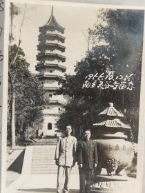 1955年帅哥倪家骅与朋友于南京灵谷寺合影照片