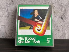 港版 杨千嬅 PLAY IT LOUD 其中Kiss Me Soft这张极轻微浅痕 2CD+VCD