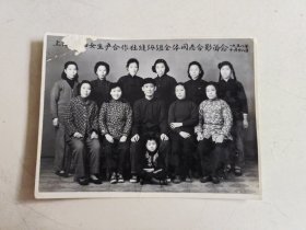 1958年上海市妇女生产合作社缝纫组全体同志合影留念 一张 详情见图