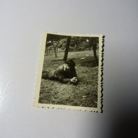 老照片–青年趴在烈士公园草坪上留影
